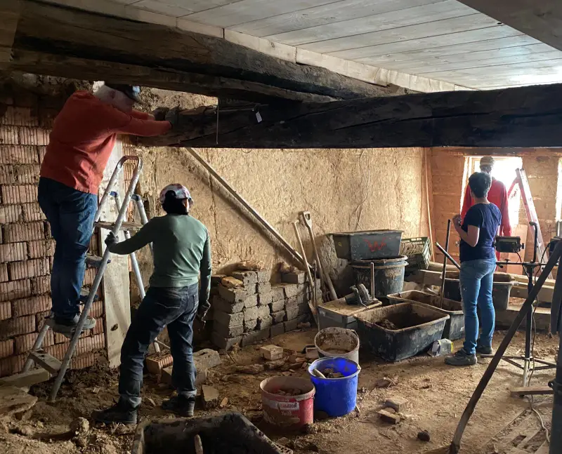 Mehrere Personen beim renovieren eines Hauses.